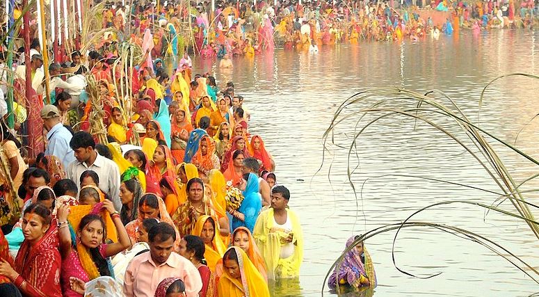 मैनपुरी में परंपरागत तरीके से मनाया छठ पर्व