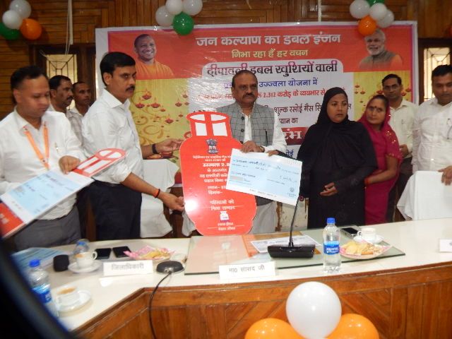हरदोई : भारत एवं प्रदेश सरकार द्वारा अनेकों योजनाओं के माध्यम से बालिकाओं तथा महिलाओं को सशक्त बनाया जा रहा हैं सांसदभारत तथा प्रदेश सरकार गरीबों के उत्थान करने के प्रति कटिवद्व है:- जय प्रकाश रावत