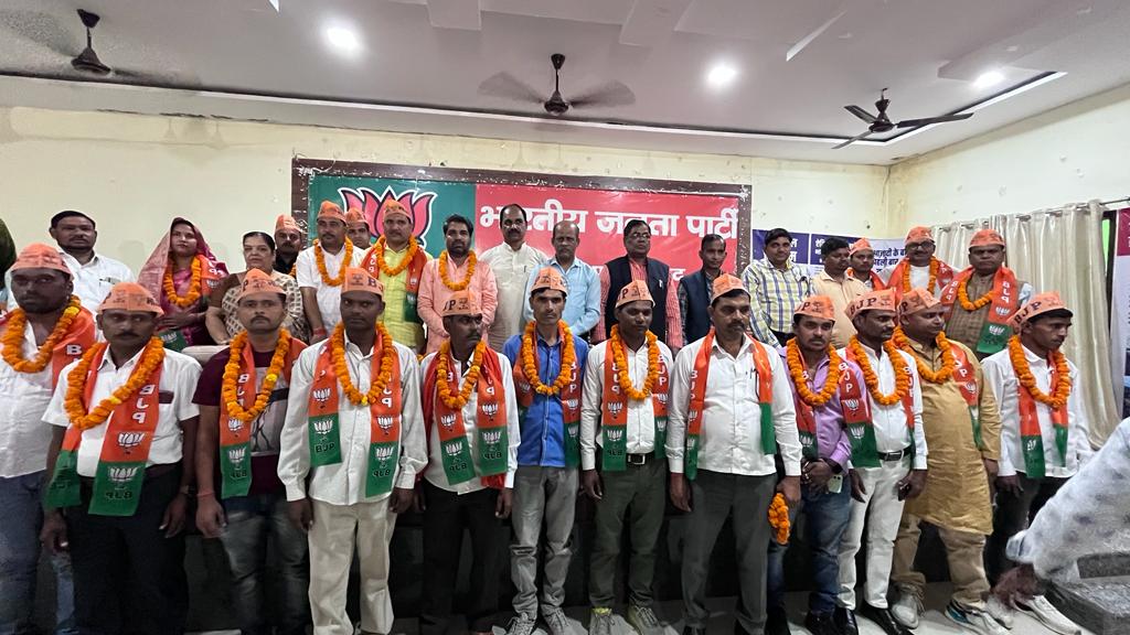 फर्रुखाबाद:भाजपा जिला मुख्यालय पर नवाबगंज नगर पंचायत अध्यक्ष एवं 26 सभासदों को जिलाध्यक्ष रूपेश गुप्ता ने भाजपा की सदस्यता ग्रहण कराई