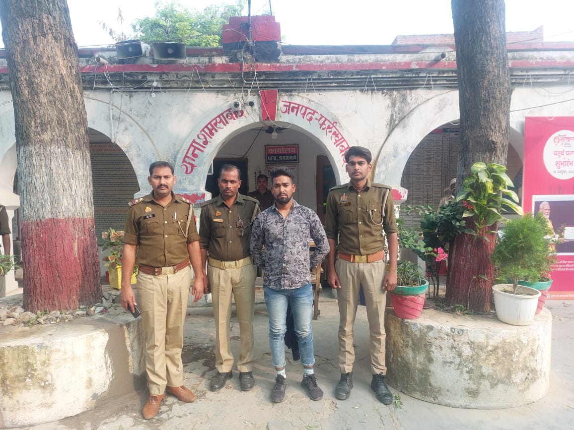 फर्रुखाबाद:थाना शमसाबाद पुलिस द्वारा जेबकतरे को एक चोरी किया हुआ मोबाइल व जेब काटकर चोरी किये रुपये के साथ किया गिरफ्तार
