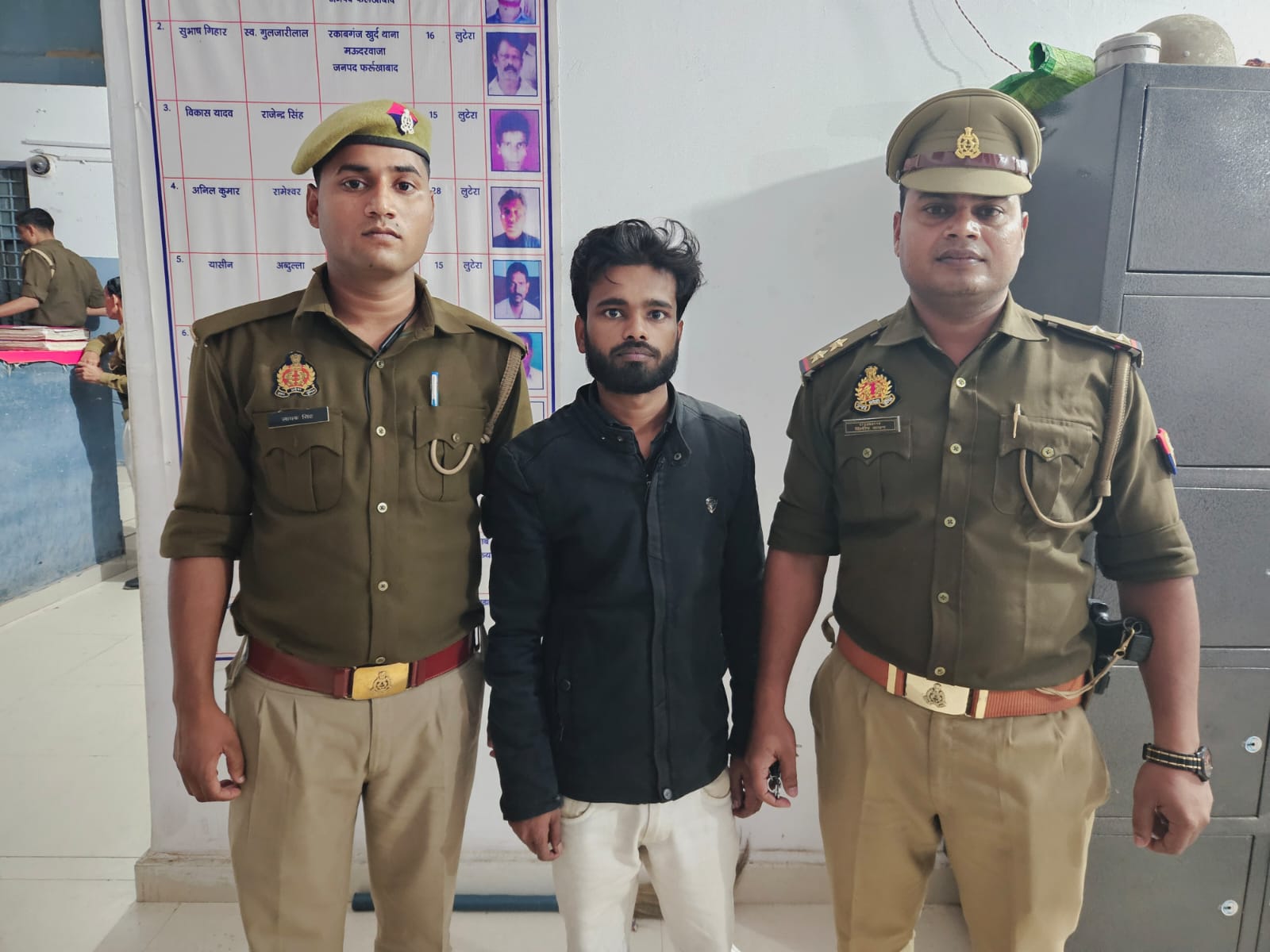 फर्रुखाबाद: थाना मऊदरवाजा पुलिस ने 25000 रुपये के इनामी अपराधी को किया गिरफ्तार