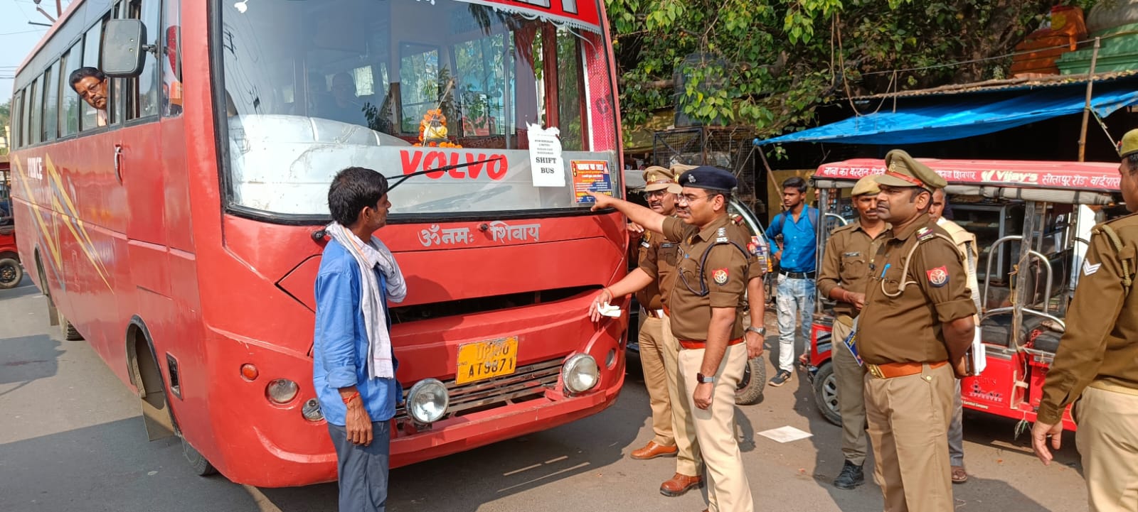 पुलिस अधीक्षक हरदोई के कुशन निर्देशन में यातायात पुलिस द्वारा कोतवाली शहर क्षेत्र में मेडिकल कैंप लगाकर विशेष अभियान चलाया गया