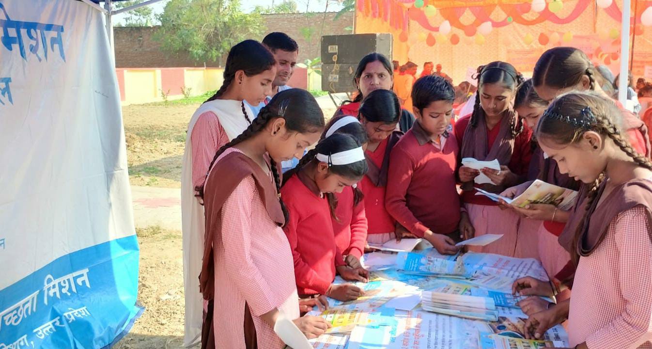 बरेली - स्कूली बच्चों की पेंटिंग दिखाई गई "जल है तो कल है" की तस्वीर।