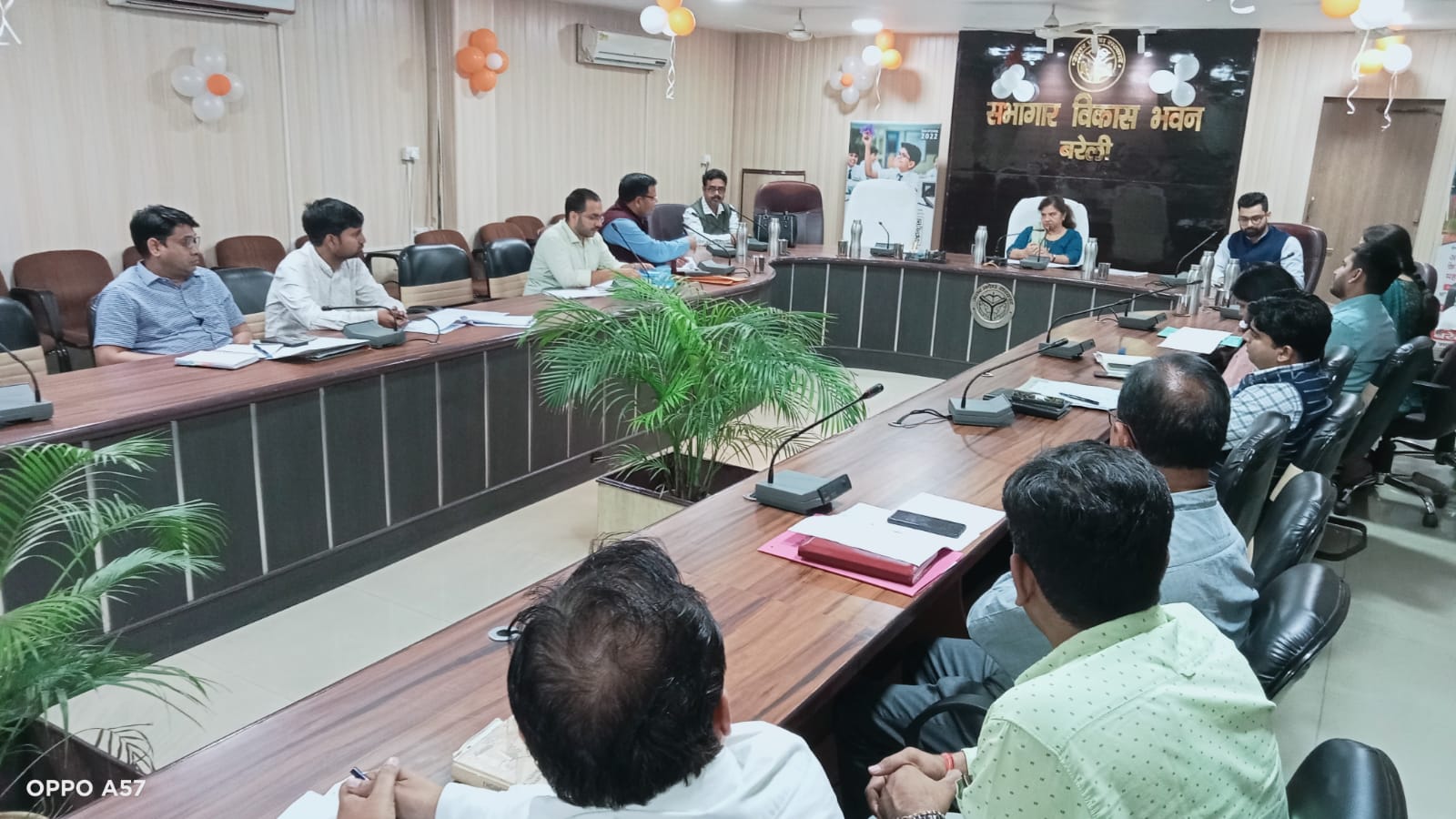 बरेली - अल्पसंख्यक कल्याण एवं मुस्लिम वक्फ के कार्य एवं निर्माण कार्यों की मंडलीय समीक्षा बैठक हुई सम्पन्न।