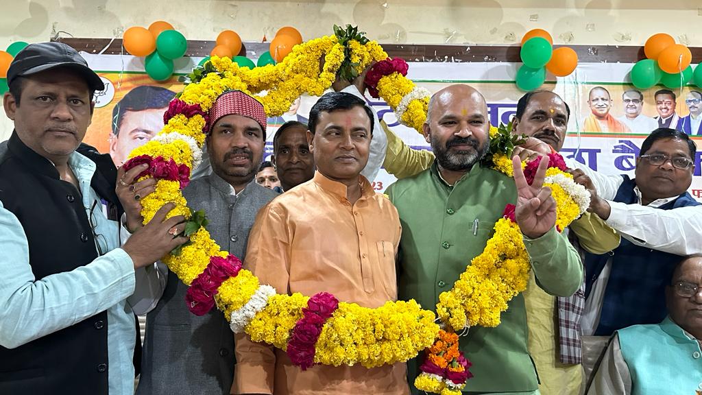 फर्रुखाबाद:जिला मुख्यालय पर जिले के नवनियुक्त जिला संगठन प्रभारी शिव महेश दुबे ने वोटर चेतना अभियान की जिला कार्यशाला की बैठक जिलाध्यक्ष रूपेश गुप्ता की अध्यक्षता में संपन्न कराई