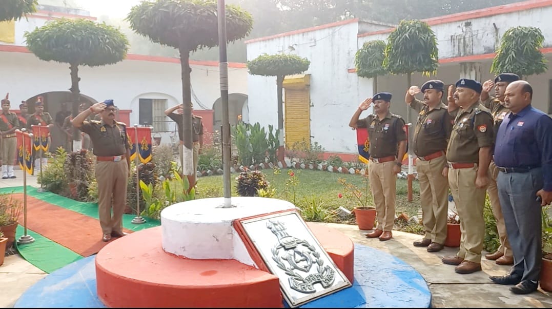 हरदोई : पुलिस लाइन हरदोई में “पुलिस झण्डा दिवस” का आयोजन।
