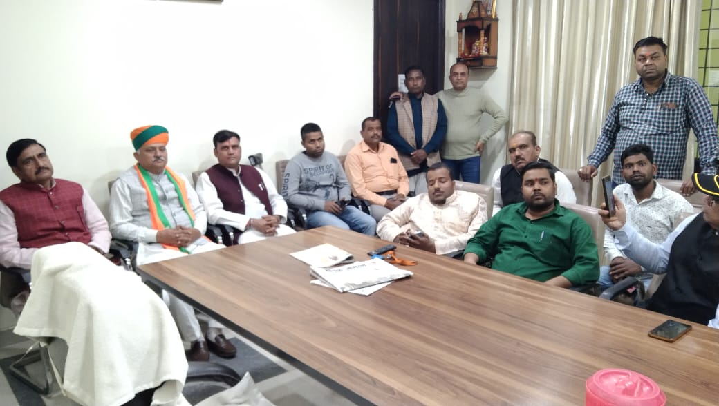 फर्रुखाबाद:प्रधानमन्त्री नरेंद्र मोदी की मन की बात कार्यक्रम प्रसारण को भाजपा जिला मुख्यालय पर सुना।