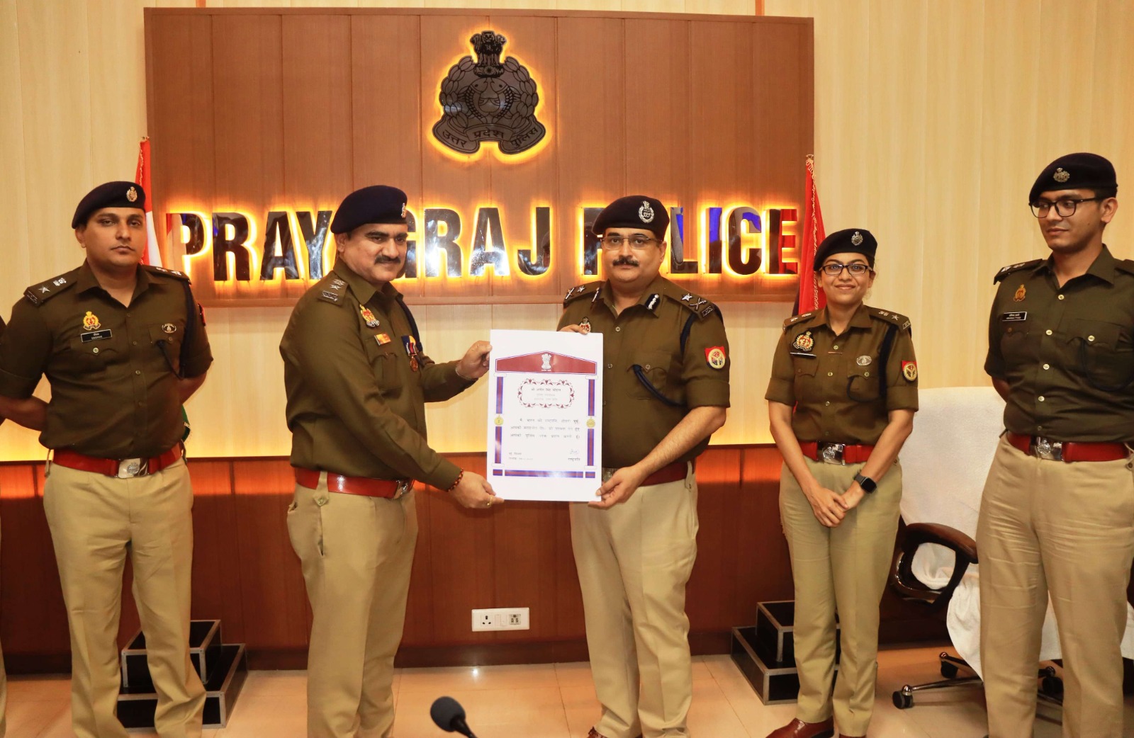 प्रयागराज:पुलिस आयुक्त द्वारा सहायक पुलिस आयुक्त, करछना अजीत सिंह चौहान को सराहनीय सेवा हेतु महामहिम राष्ट्रपति के पुलिस पदक से अंलकृत कर उनके उज्ज्वल भविष्य के लिए शुभकामनाएं दी गयी।