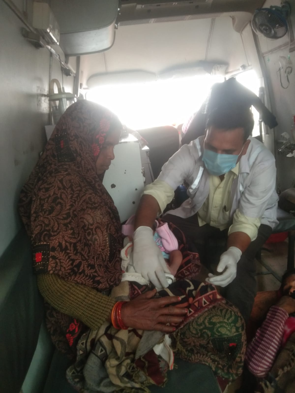 औरैया:रास्ते में डॉ की सलाह से उपचार कर बचाई नन्ही जान, 108 एम्बुलेंस के ईएमटी ने दिया सूझ बूझ का परिचय