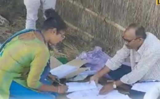 बिहार : पहली बार नौकरी करने पहुंची टीचर, झोपड़ी में चलता मिला स्कूल, जमीन पर बैठकर की जॉइनिंग