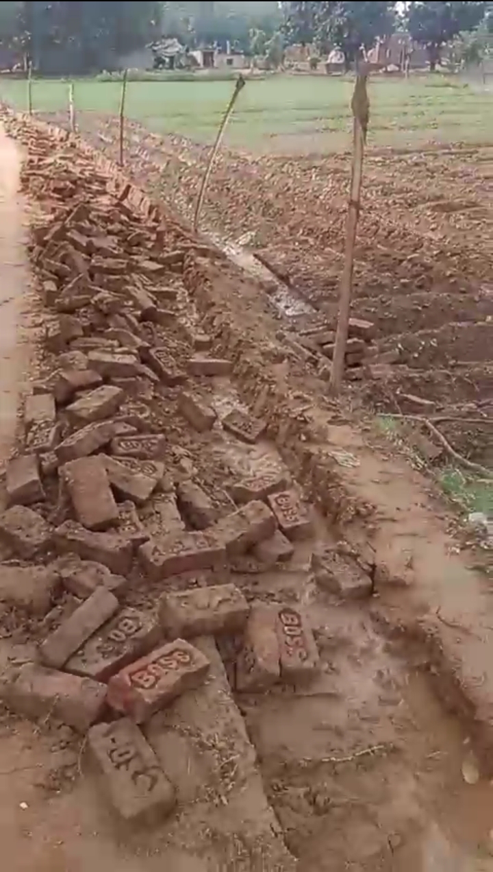 हरदोई : सदरियापुर ग्राम प्रधान ने चुनावी रंजिश को लेकर खेत से निकलवा दिया खड़ंजा