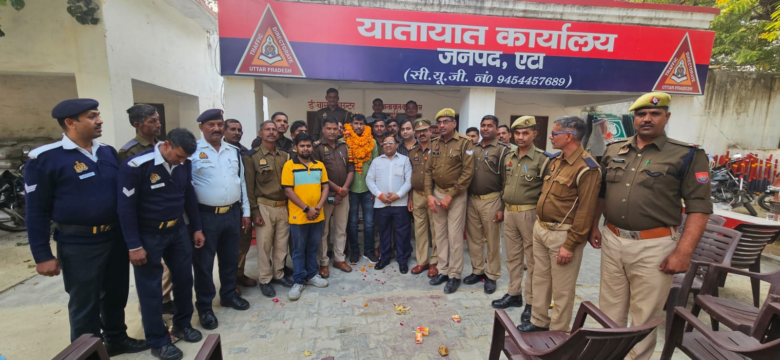 एटा-गैर जनपद ट्रांसफऱ होने के यातायात प्रभारी TSI बचान सिंह शाक्य क़ो किया गया रिलीव