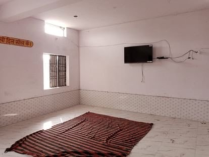 पीलीभीत में कैसे स्मार्ट क्लास,,न कंप्यूटर और न ही प्रोजेक्टर