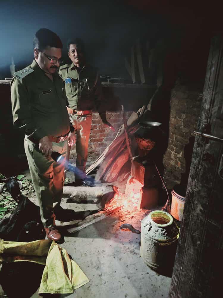 हरदोई :आबकारी एवं पुलिस की संयुक्त टीम द्वारा दबिश देकर 185 ली0 अवैध शराब की गयी जब्त
