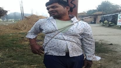 पीलीभीत में कार से आया चोर, सिलिंडर और भगौना चोरी करते पकड़ा गया, लोगों ने खंभे से बांधकर पीटा
