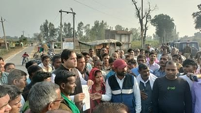 पीलीभीत में गन्ना खरीद केंद्र बदलवाने के लिए सांसद को सौंपा ज्ञापन