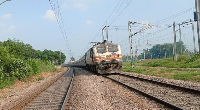 हरदोई में ट्रेनों की लेटलतीफी से यात्री परेशान