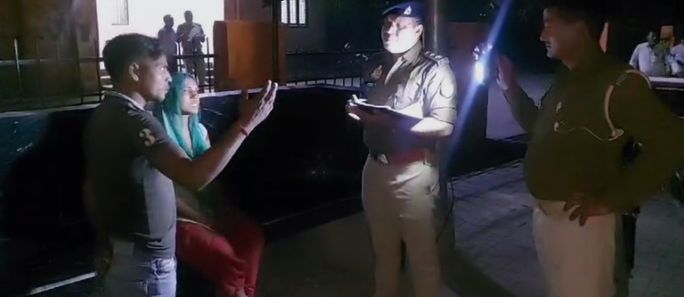 मैनपुरी में थाने के सामने महिला की मौत, हड़कंप, बेटे को छुड़ाने आ रही थी पुलिस के पीछे-पीछे