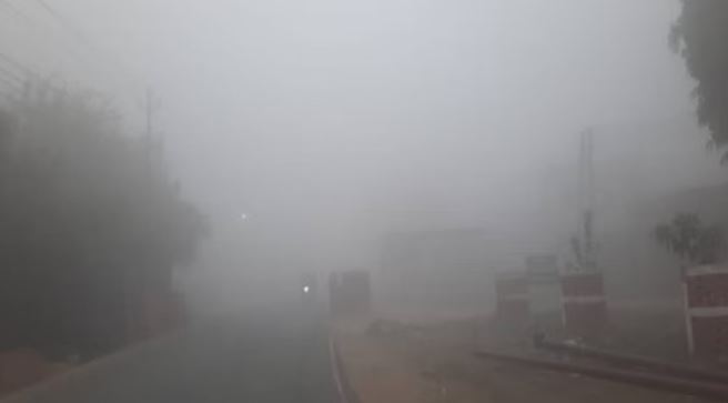 मैनपुरी में घने कोहरे की चादर में लिपटा मैनपुरी, दृश्यता लगभग शून्य रही, हाईवे पर रेंगते रहे वाहन