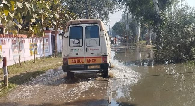 पीलीभीत में नाला निर्माण होने से कस्बे के पानी का निकास बंद