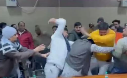 नगरपालिका बैठक WWE फाइट में बदली