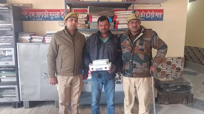 पीलीभीत में नाली से बरामद हुईं लूटी गईं चार सोने की चेन, जेल गया लुटेरा