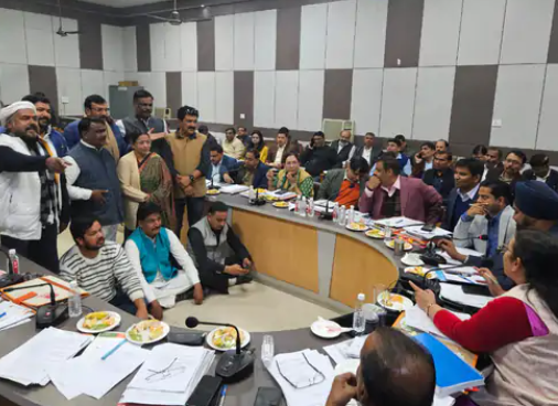 मेयर की आदेश का अवहेलना करने के आरोप में पार्षद जीएम के खिलाफ धरने पर बैठ गए
