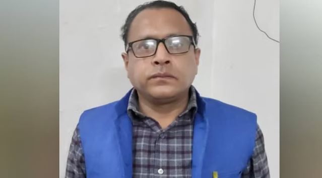 मैनपुरी में एंटी करप्शन टीम ने जिला उद्योग केंद्र के बाबू को रिश्वत लेते रंगे हाथ दबोचा, कार्यालय में दहशत