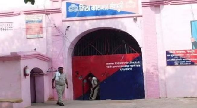 मैनपुरी में बंदी को पेशी पर लाए आरक्षी से भरी दीवानी में धक्का मुक्की, होने लगा हंगामा