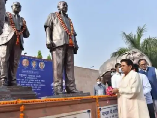 मायावती ने सुबह लखनऊ में आंबेडकर के 67वें परिनिर्वाण दिवस पर उनके चित्र पर पुष्पांजलि अर्पित किया