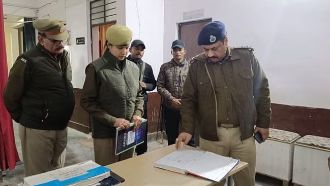 पीलीभीत में निरीक्षण में महिला हेल्पडेस्क रजिस्टर में मिलीं खामियां