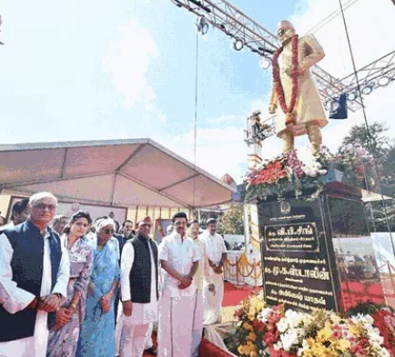 चेन्नई के प्रेसिंडेंसी कॉलेज में पूर्व प्रधानमंत्री वीपी सिंह की मूर्ति के अनावरण के समय अखिलेश यादव की मौजूदगी