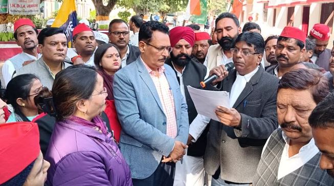 पीलीभीत में निलंबित सांसदों के विरोध में सपा ने इंडिया गठबंधन के साथ कलक्ट्रेट पर दिया धरना