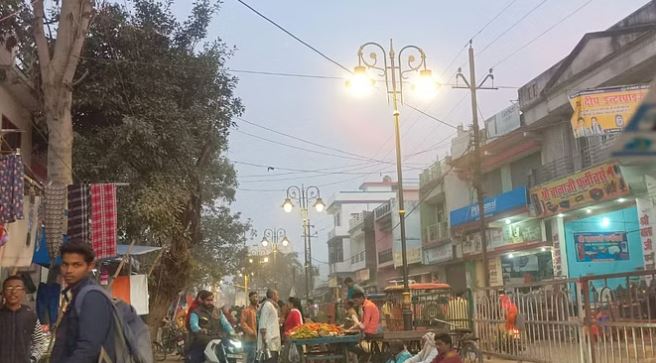 पीलीभीत में मुख्य सड़क पर अवैध रूप से लगती हैं सब्जी की दुकानें