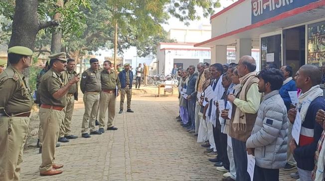हरदोई में हिस्ट्रीशीटरों की परेड, 122 में से 74 पहुंचे थाने, पुलिस बोली- सभी को अपराध से दूर रहने की नसीहत दी