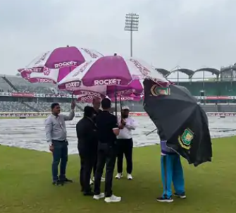 ढाका के शेर-ए बांग्ला नेशनल स्टेडियम में टेस्ट सीरीज का दूसरा मुकाबला खेला जा रहा