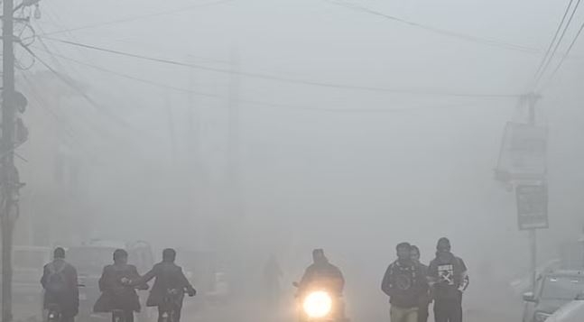 पीलीभीत में सर्दी और कोहरे से दृश्यता घटी, नहीं जले अलाव, रैन बसेरे भी गुम