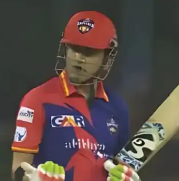 लखनऊ के इकाना क्रिकेट स्टेडियम में लखनऊ सुपर जायंट्स और रॉयल चैलेंजर्स बेंगलुरु के मैच के बाद गौतम गंभीर का विराट कोहली से भिड़ंत हो गया
