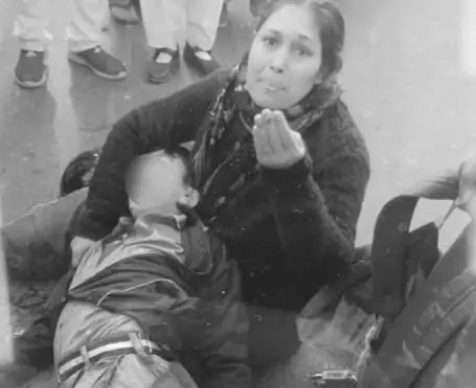 लखनऊ में बेटा-बेटी को स्कूल छोड़ने जा रही मां की स्कूटी को बस ने टक्कर मार दी