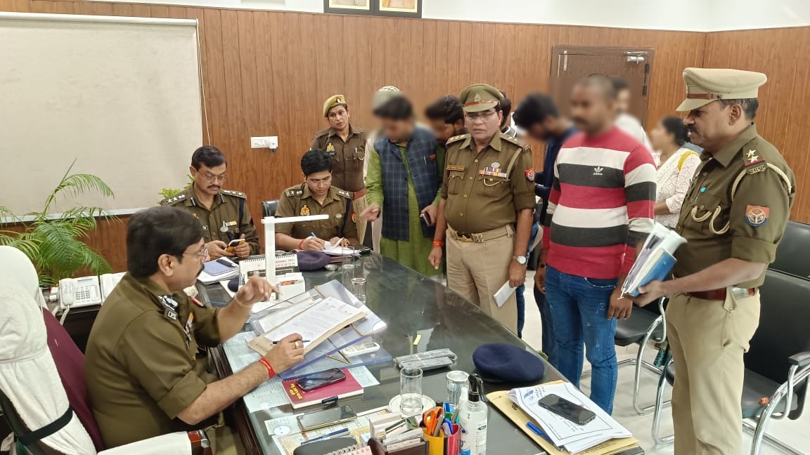बरेली - डॉ राकेश सिंह पुलिस महानिरीक्षक  परिक्षेत्र  व्दारा विशेष जनसुनवाई कार्यक्रम आयोजित किया गया।