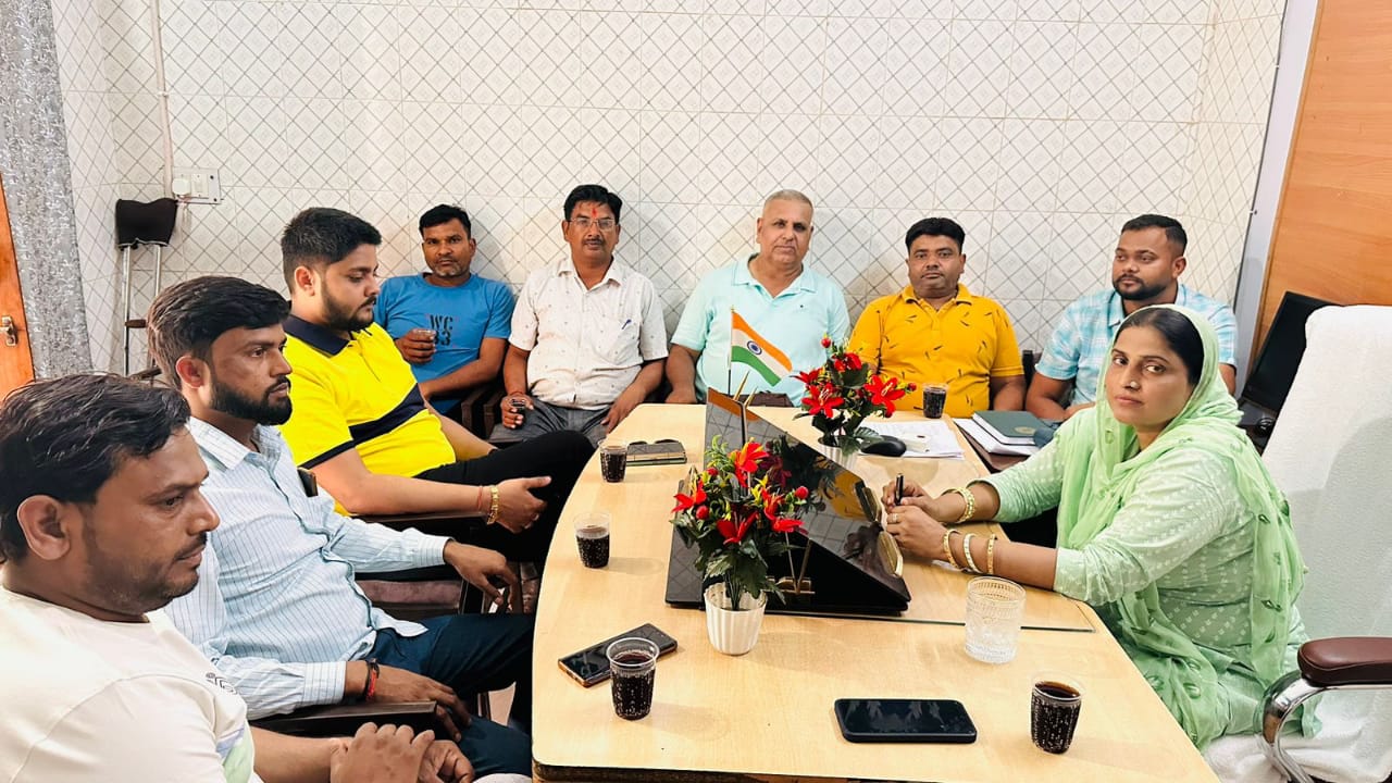 बरेली - नगर पंचायत में अधिशासी अधिकारी के न बैठने पर कर्मचारी हुए बेलगाम।