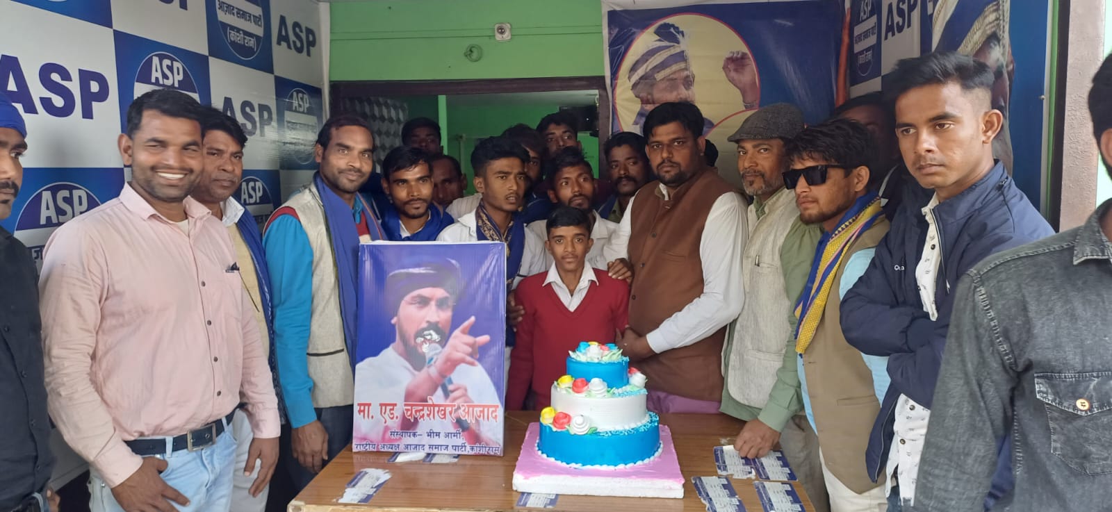 फर्रुखाबाद:आजाद समाज पार्टी (कांशीराम) के राष्ट्रीय अध्यक्ष चंद्रशेखर आजाद का 37वां जन्मदिन जिला कार्यालय में पदाधिकारी ने धूमधाम से बनाया