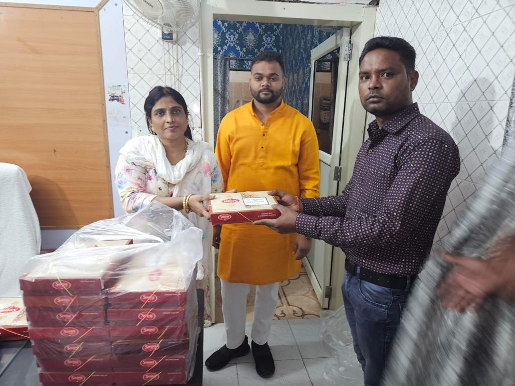 बरेली - तीन राज्यों में पूर्ण बहुमत की सरकार बनने पर नगर पंचायत चेयरमैन ने बांटी मिठाईयां।