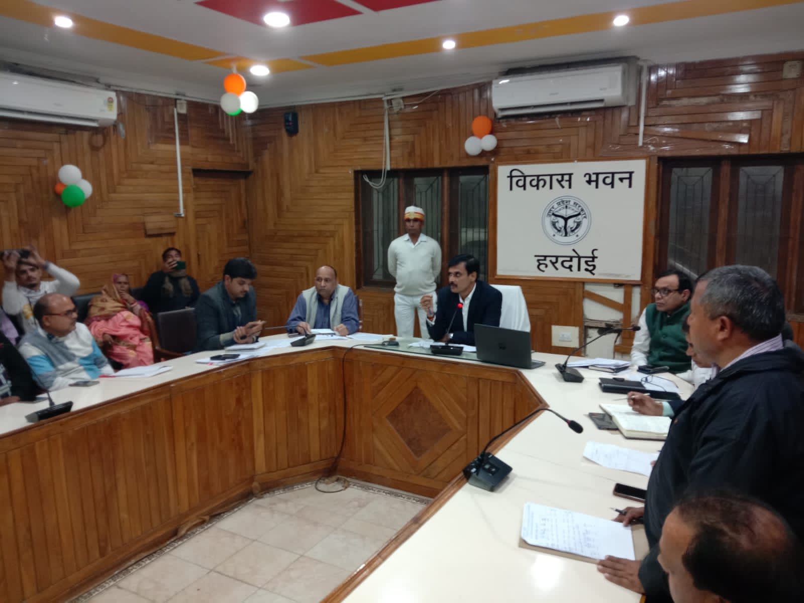 हरदोई :लक्ष्य के अनुरूप व्यय न कर पाने वाली पंचायतों को जिलाधिकारी ने दिए सुधार लाने के निर्देश