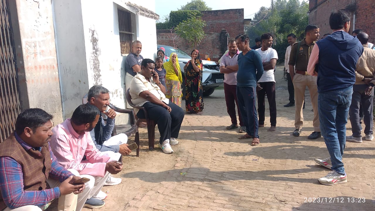 जौनपुर: दुर्घटना को अंजाम देने वाले ट्रैक्टर चालक की गिरफ्तारी करने के लिए विधायक ने क्षेत्राधिकारी से की बात