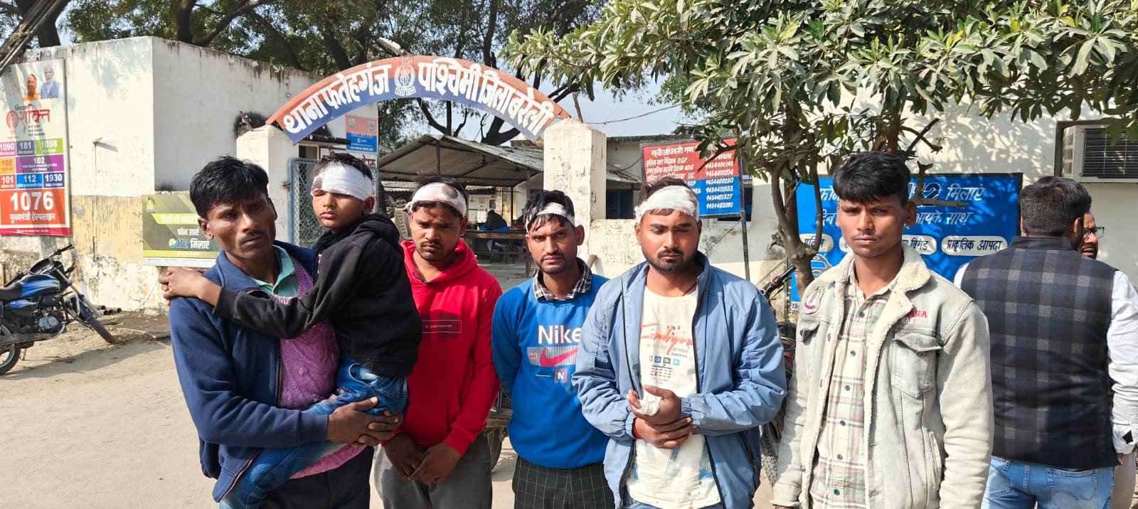 बरेली - थाना क्षेत्र में सतुईया गांव में बच्चों के झगड़े में कूदे बड़े, हमले में छह लोग घायल, गांव में पुलिस तैनात।