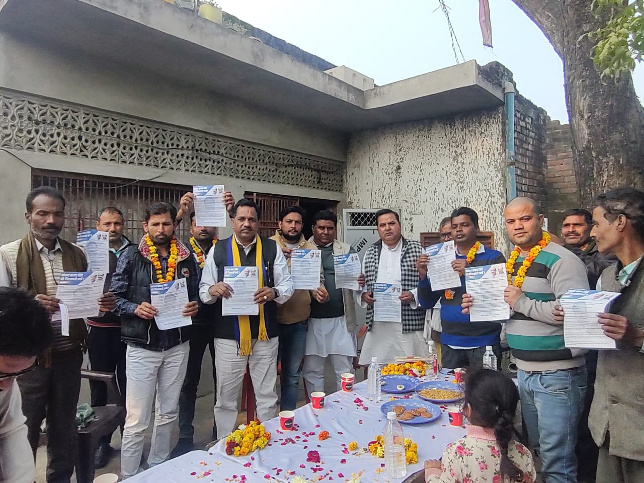 फर्रुखाबाद:आम आदमी पार्टी ने जनसंपर्क कर पार्टी की नीतियों को समझाया तथा सांसद संजय सिंह की राजनीतिक दुर्भावना बस की गिरफ्तारी के विरोध में लिखित अपील की