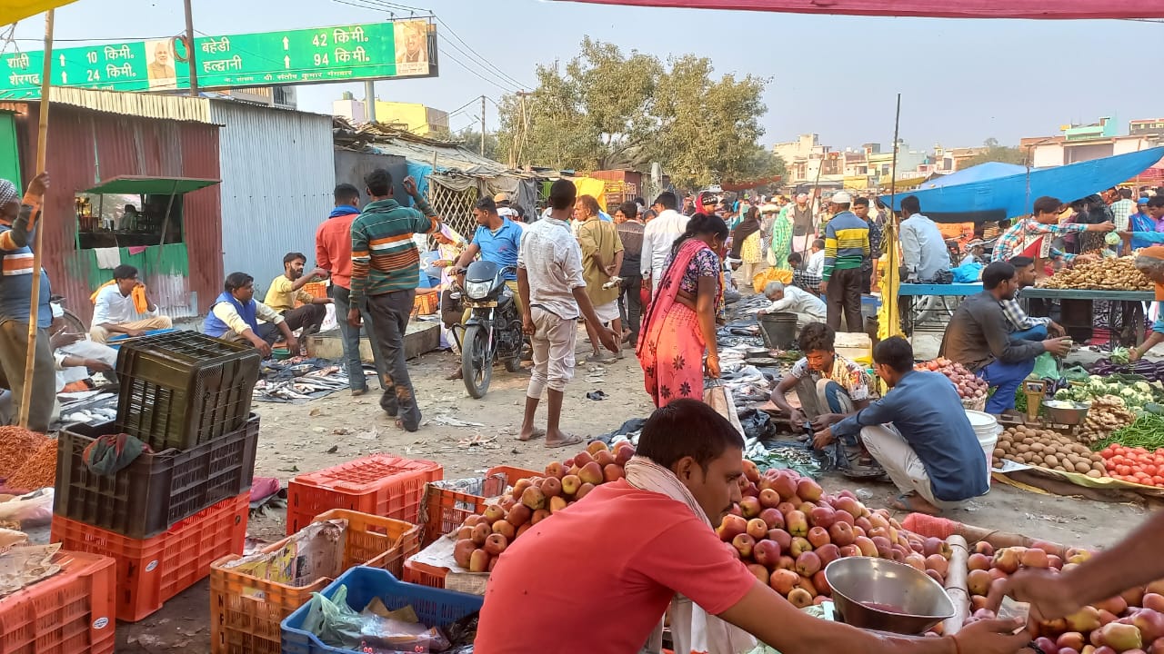 बरेली - मेला कमेटी के द्वारा साप्ताहिक बाजार में होती है अवैध वसूली।