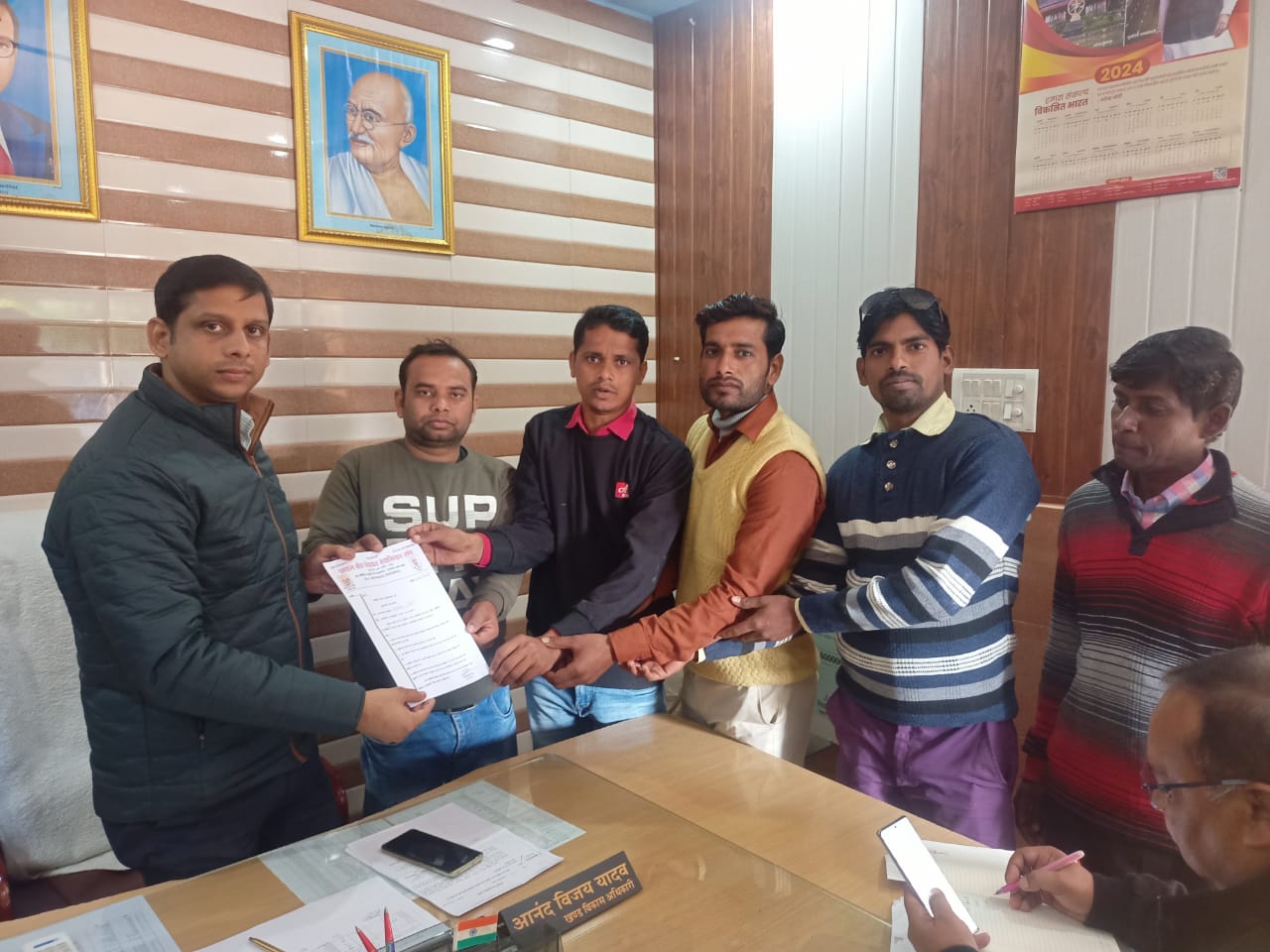 बरेली - क्षेत्र पंचायत सदस्यों ने खंड विकास अधिकारी के माध्यम से मुख्यमंत्री जी को ज्ञापन सौंपा।