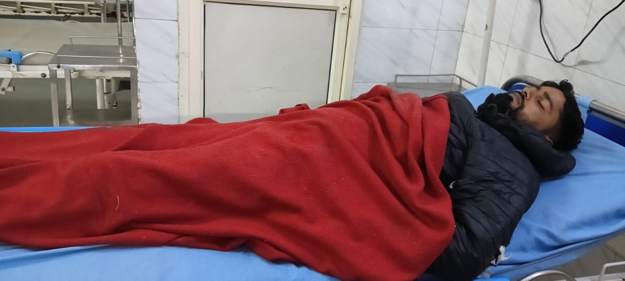बरेली - मैजिक गाड़ी ने बाइक सवार के मारी टक्कर